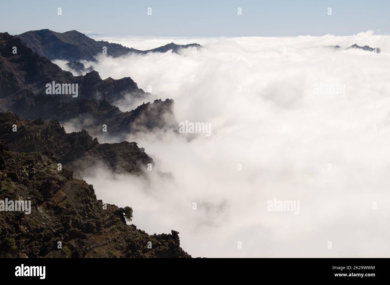 Falaises rocheuses et mer de nuages. Banque D'Images