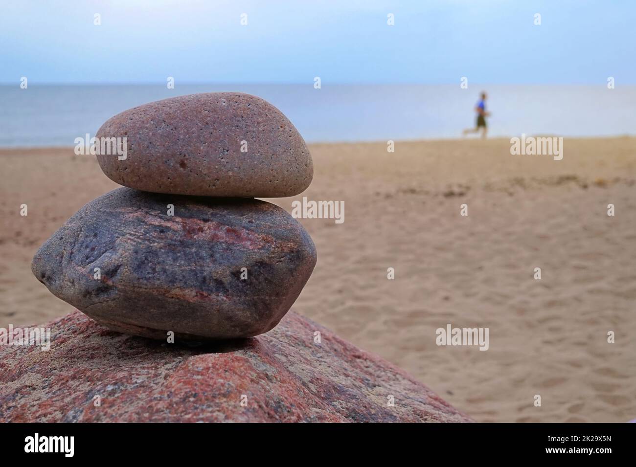 Deux rochers naturels empilés sur une plage de sable Banque D'Images