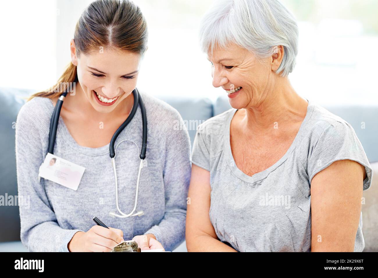 Je suis heureux de ces résultats. Un médecin expliquant les résultats positifs des tests à un patient senior souriant Banque D'Images