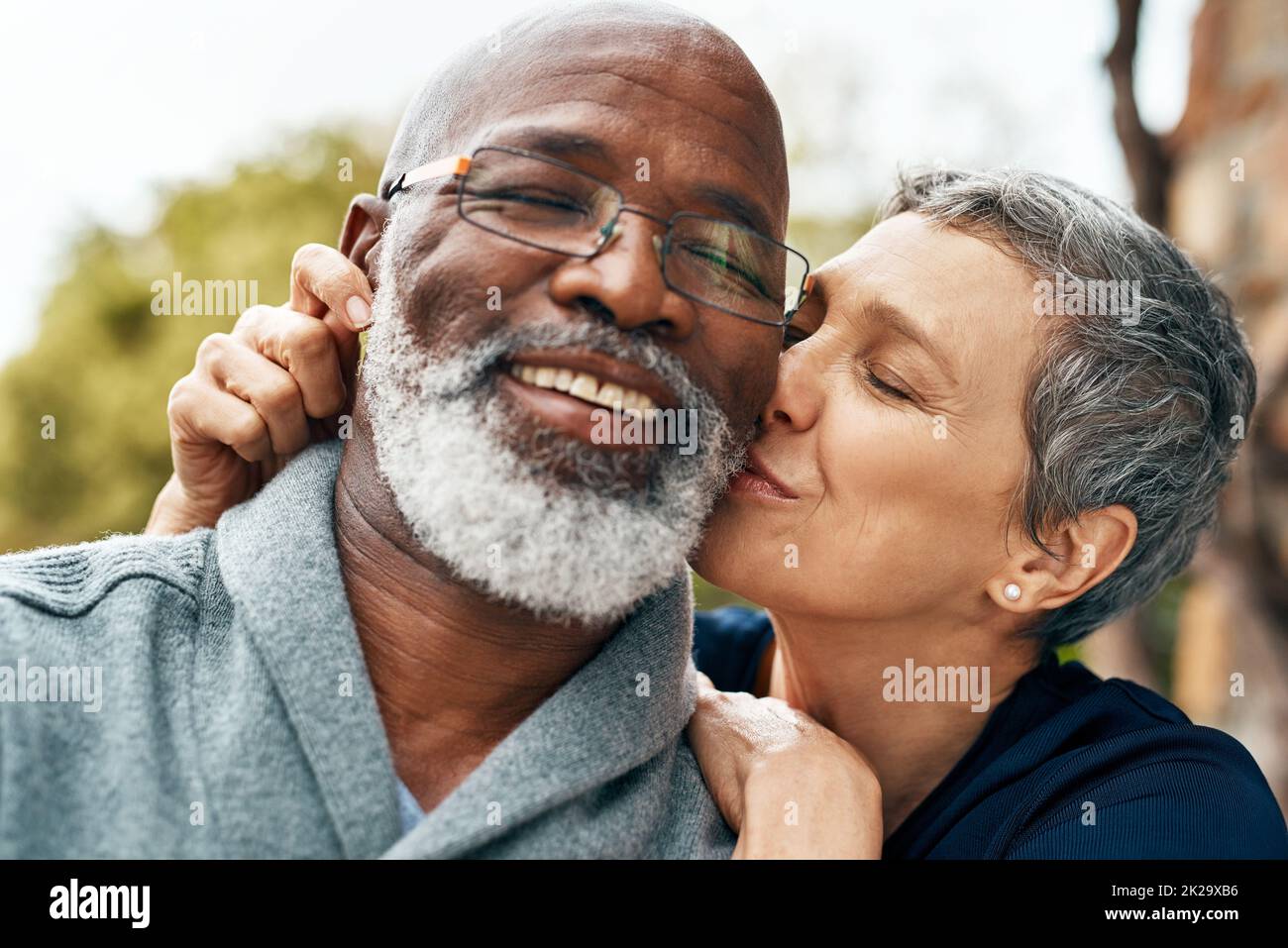Notre amour se renforce chaque jour. Photo d'un couple senior heureux profitant d'un séjour de qualité au parc. Banque D'Images