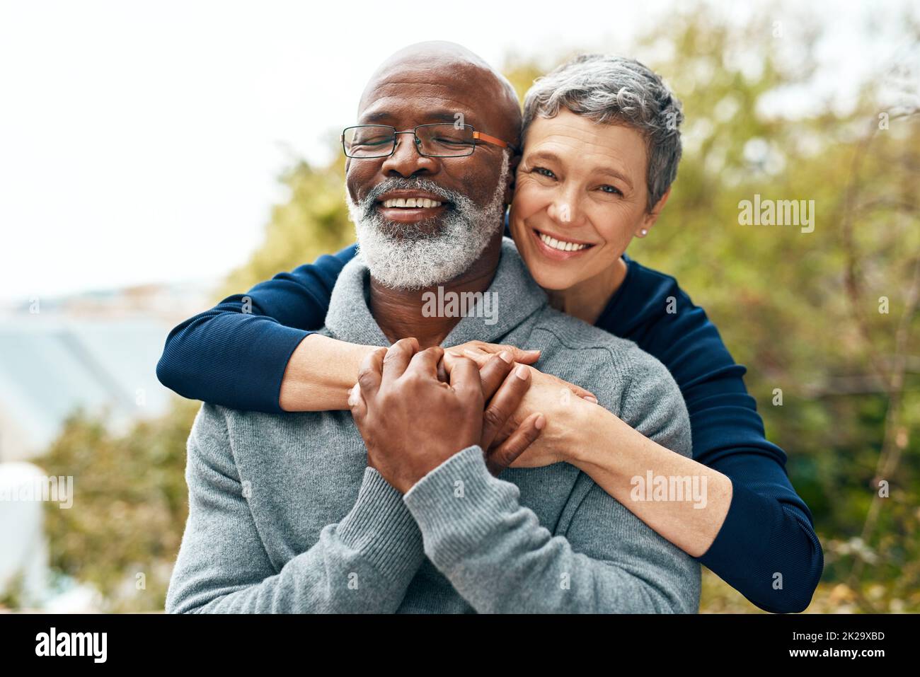 Notre amour s'est renforcé au fil des ans. Photo d'un couple senior heureux profitant d'un séjour de qualité au parc. Banque D'Images