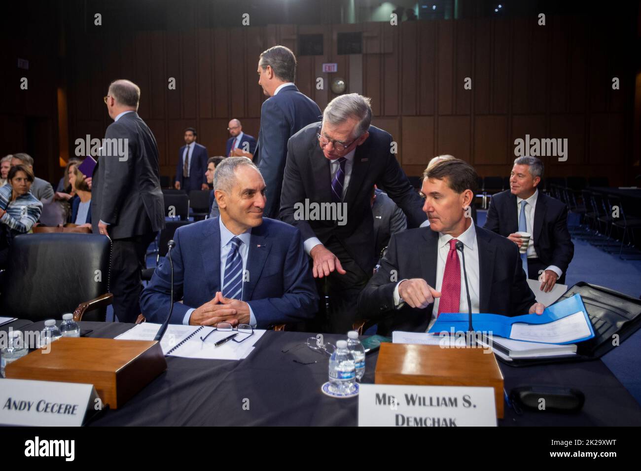 William Rogers Jr., président et chef de la direction, Truist Financial Corporation, centre, s'entretient avec Andy Cecere, président du conseil, président et chef de la direction, U.S. Bancorp, À gauche, et William Demchak, président du conseil, président et chef de la direction, Le PNC Financial Services Group, à droite, alors qu'il arrive à une audience de surveillance du Comité sénatorial des banques, du logement et des affaires urbaines pour examiner les plus grandes banques du pays, dans l'édifice Hart du Sénat à Washington, DC, jeudi, 22 septembre 2022. Crédit : Rod Lamkey/CNP/MediaPunch Banque D'Images