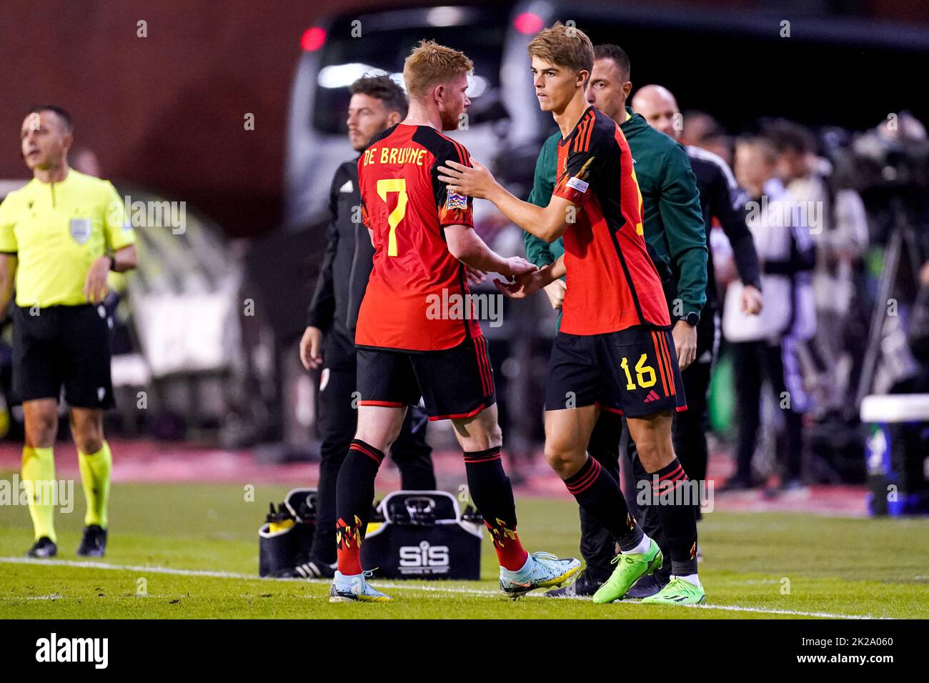 BRUXELLES, BELGIQUE - SEPTEMBRE 22 : Kevin de Bruyne de Belgique quitte le terrain, Charles de Ketelaere de Belgique lors de la Ligue des Nations de l'UEFA Un match du Groupe 4 entre la Belgique et le pays de Galles au Stade Roi Baudouin sur 22 septembre 2022 à Bruxelles, Belgique (photo de Joris Verwijst/Orange Pictures) Banque D'Images