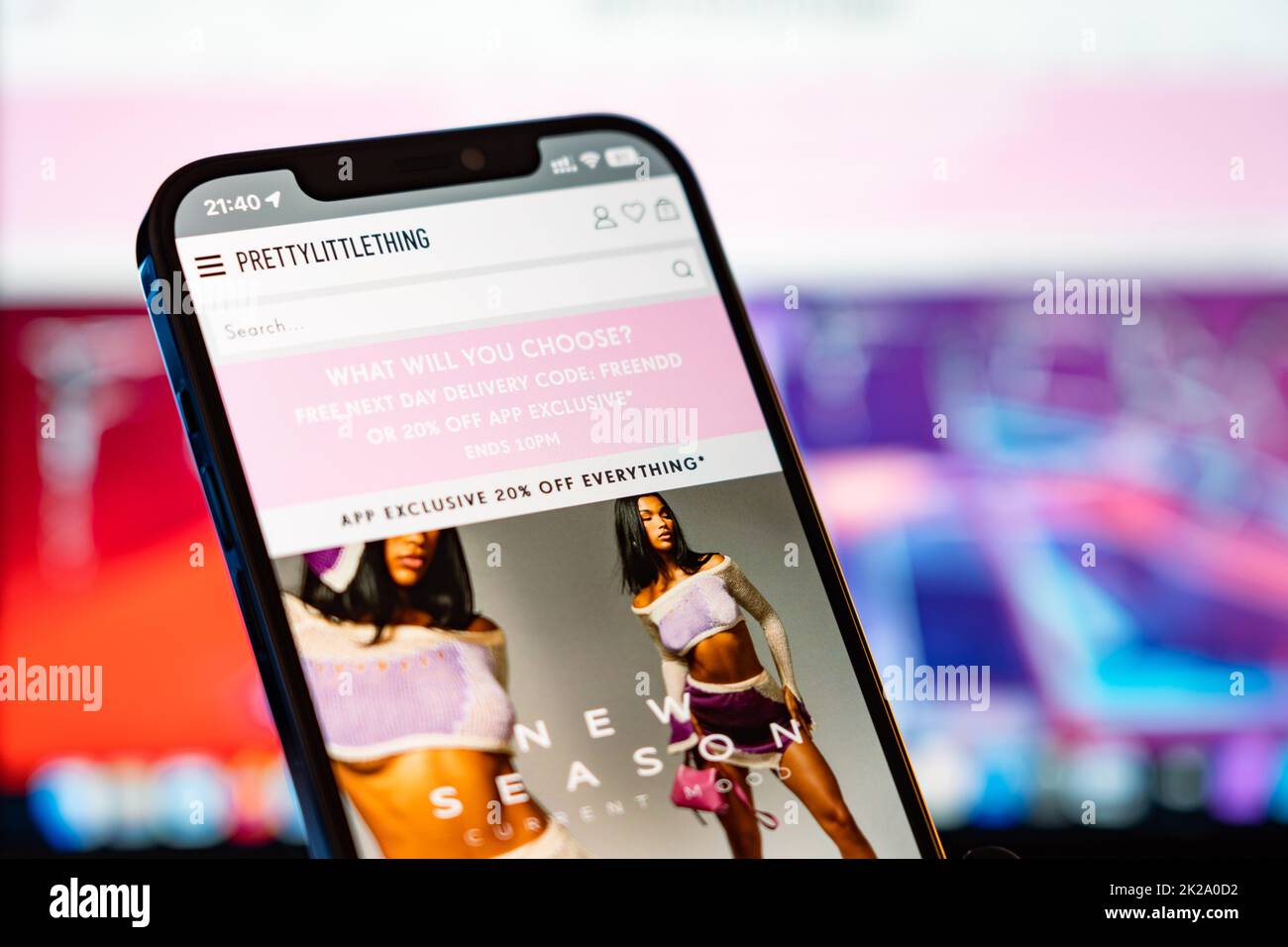 PrettyLittleThing Mobile Website with laptop website in the background Banque D'Images