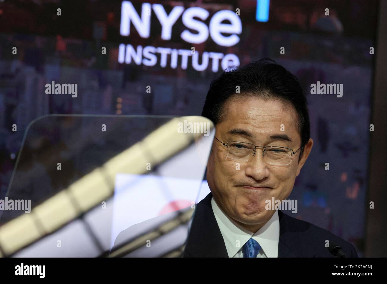 Le Premier ministre japonais Fumio Kishida assiste à une conférence de presse à la Bourse de New York (NYSE) en marge de la session de 77th de l'Assemblée générale des Nations Unies à New York, aux États-Unis, au 22 septembre 2022. REUTERS/Brendan McDermid Banque D'Images
