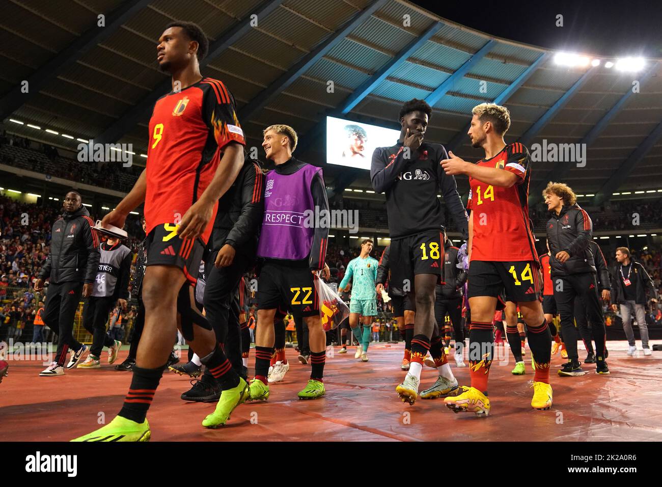 Lois Openda en Belgique (à gauche), Alexis Saelemaekers, Amadou Onana et Dries Mertens (à droite) marchent sur le terrain pour applaudir les fans après le coup de sifflet final du match du groupe D de la Ligue des Nations de l'UEFA au stade du Roi Baudouin, à Bruxelles. Date de la photo: Jeudi 22 septembre 2022. Banque D'Images