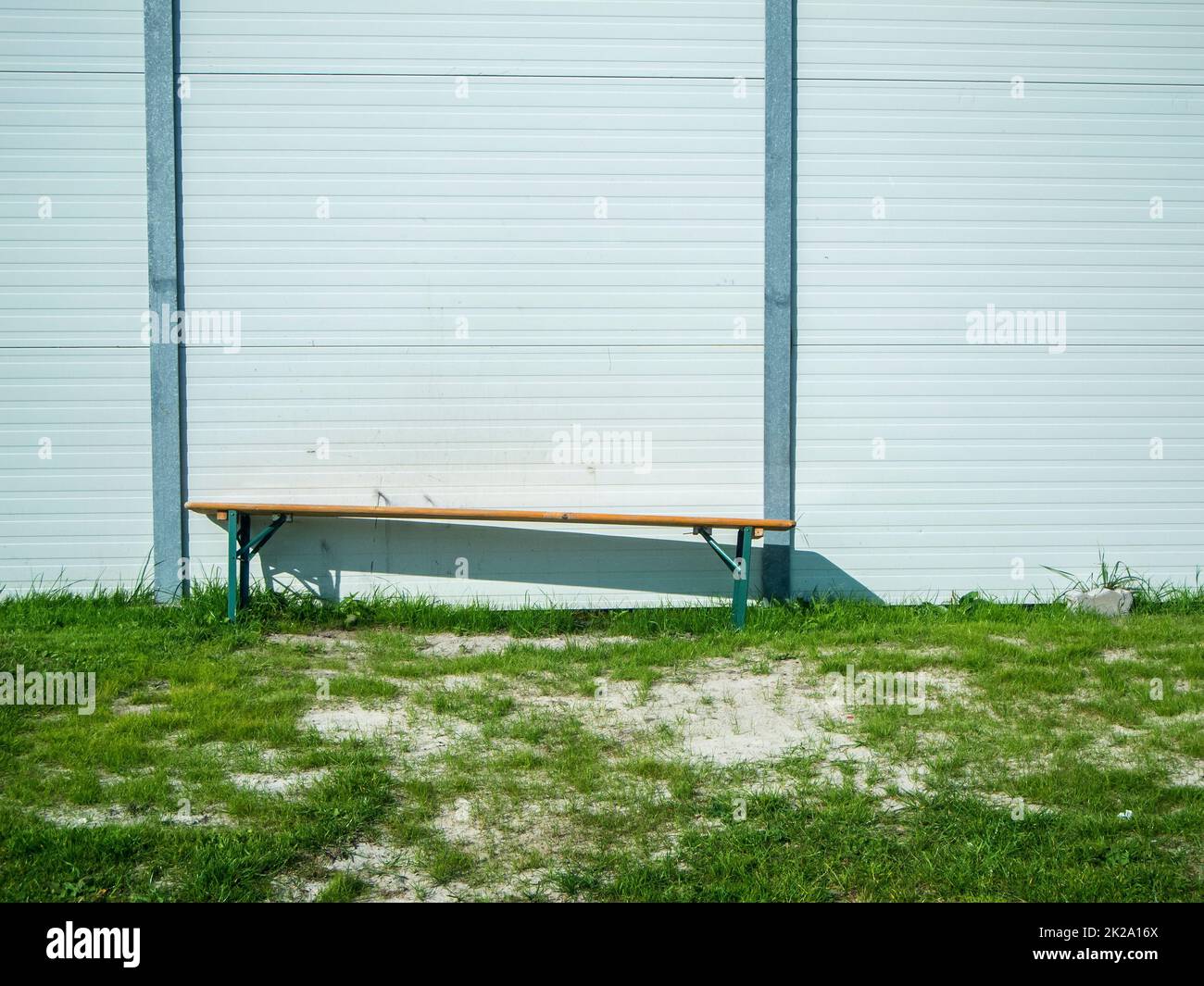 Banc de tente à bière sur un mur léger Banque D'Images