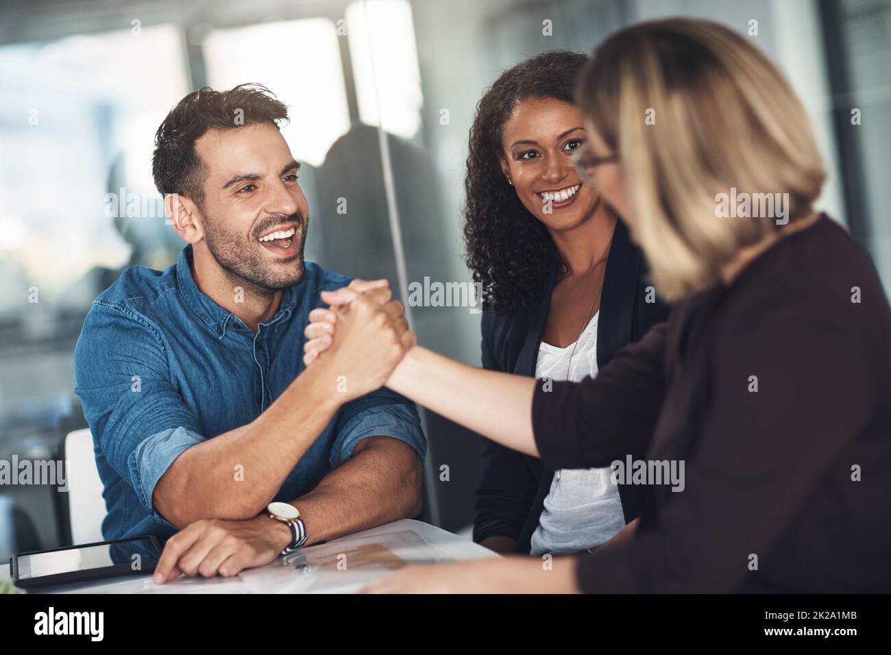 Des partenaires solides entretiennent des relations commerciales solides. Photo d'une femme d'affaires et d'un homme d'affaires se serrant la main lors d'une réunion dans un bureau moderne. Banque D'Images