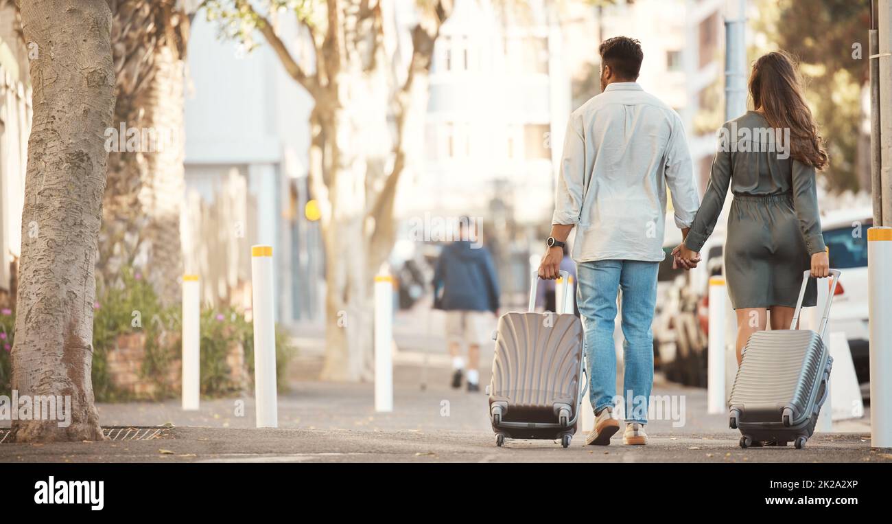 Couple voyage en vacances, promenade ville rue de sydney et lune de miel vacances d'été ensemble. Homme de tourisme avec bagages, femme avec valise dans la route Banque D'Images