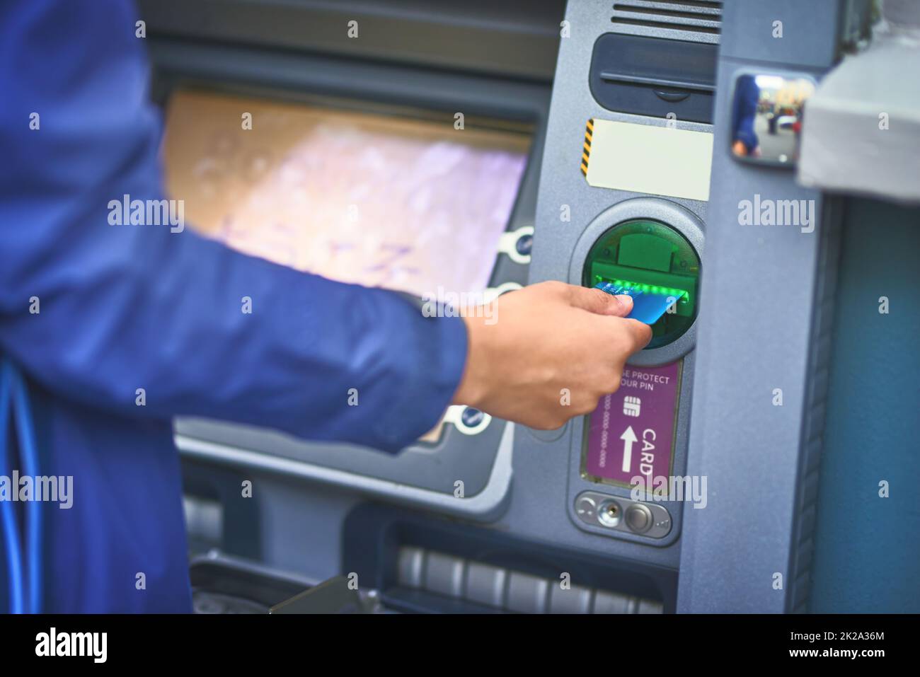 Carte d'entrée, retrait. Photo rognée d'une femme effectuant une transaction avec sa carte bancaire à un guichet automatique. Banque D'Images