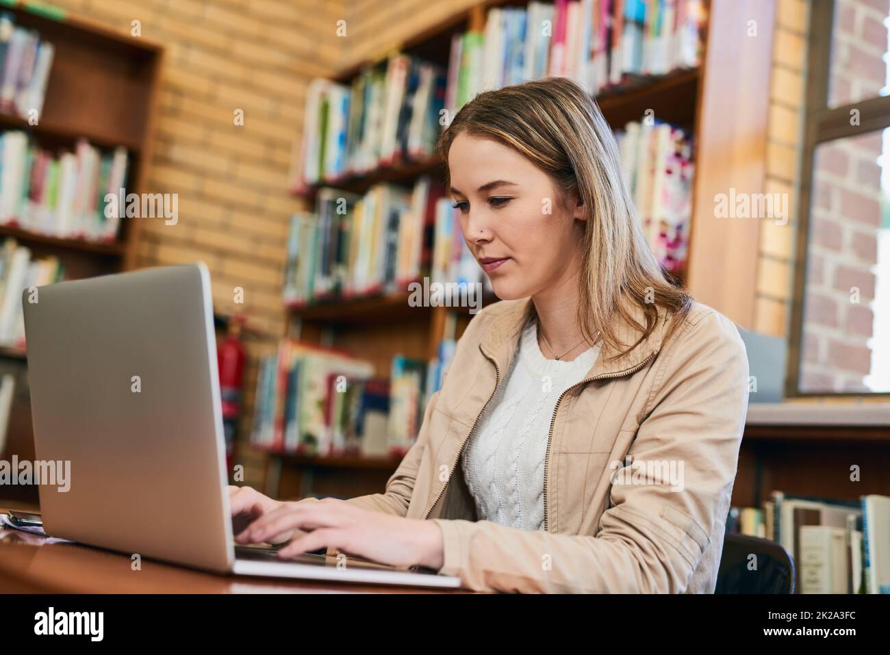 Je vais toujours directement sur Internet pour faire des recherches. Photo rognée d'un étudiant en université faisant des recherches sur un ordinateur portable. Banque D'Images