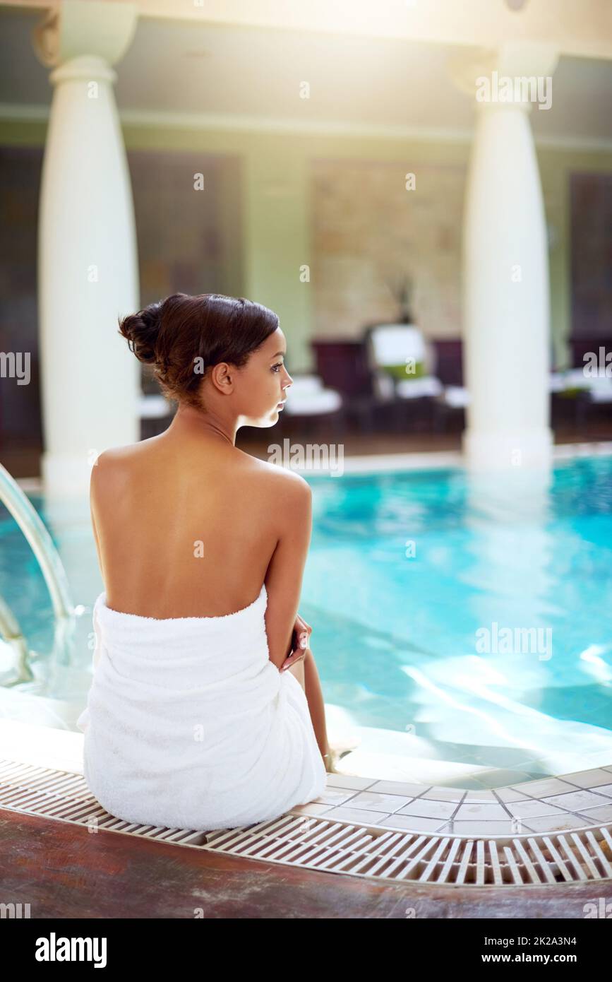 La piscine vous attend. Photo d'une jeune femme attrayante se détendant près de la piscine dans un spa. Banque D'Images