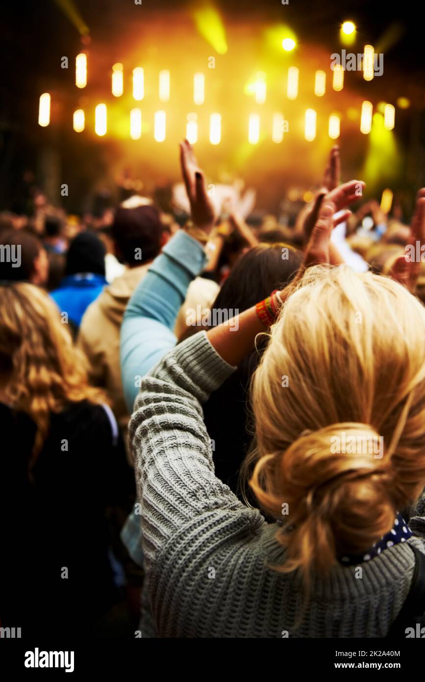 La foule va à l'état sauvage. Photo d'une foule de jeunes lors d'un festival de musique en plein air. Banque D'Images