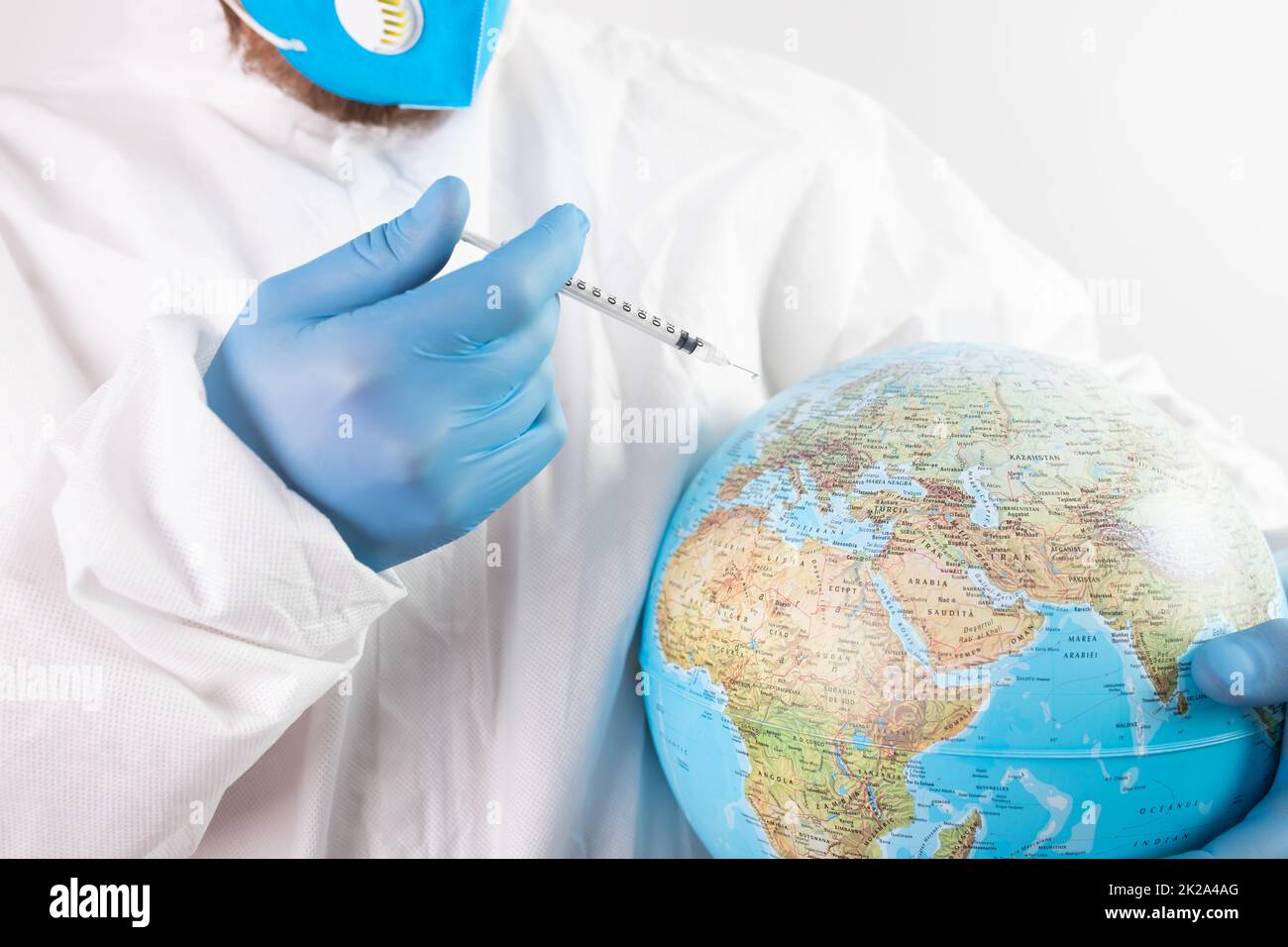 Médecin vaccinant la terre à cause du coronavirus Banque D'Images