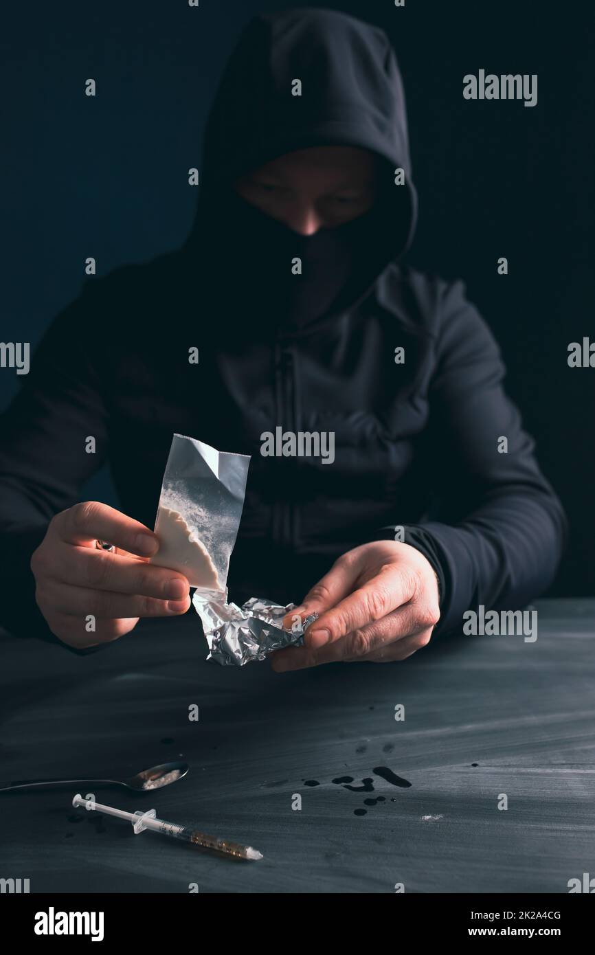 Un drogué ou un trafiquant de drogue prépare de l'héroïne. Banque D'Images