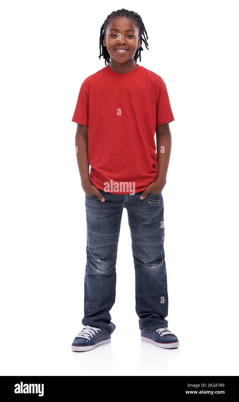 Stylin petit dude. Un jeune garçon africain debout avec ses mains dans ses poches souriant à la caméra. Banque D'Images
