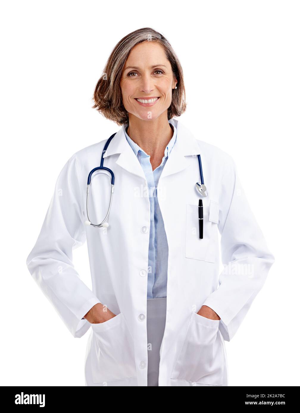 Le médecin va vous voir maintenant. Portrait rogné d'une femme mature médecin posant en studio. Banque D'Images