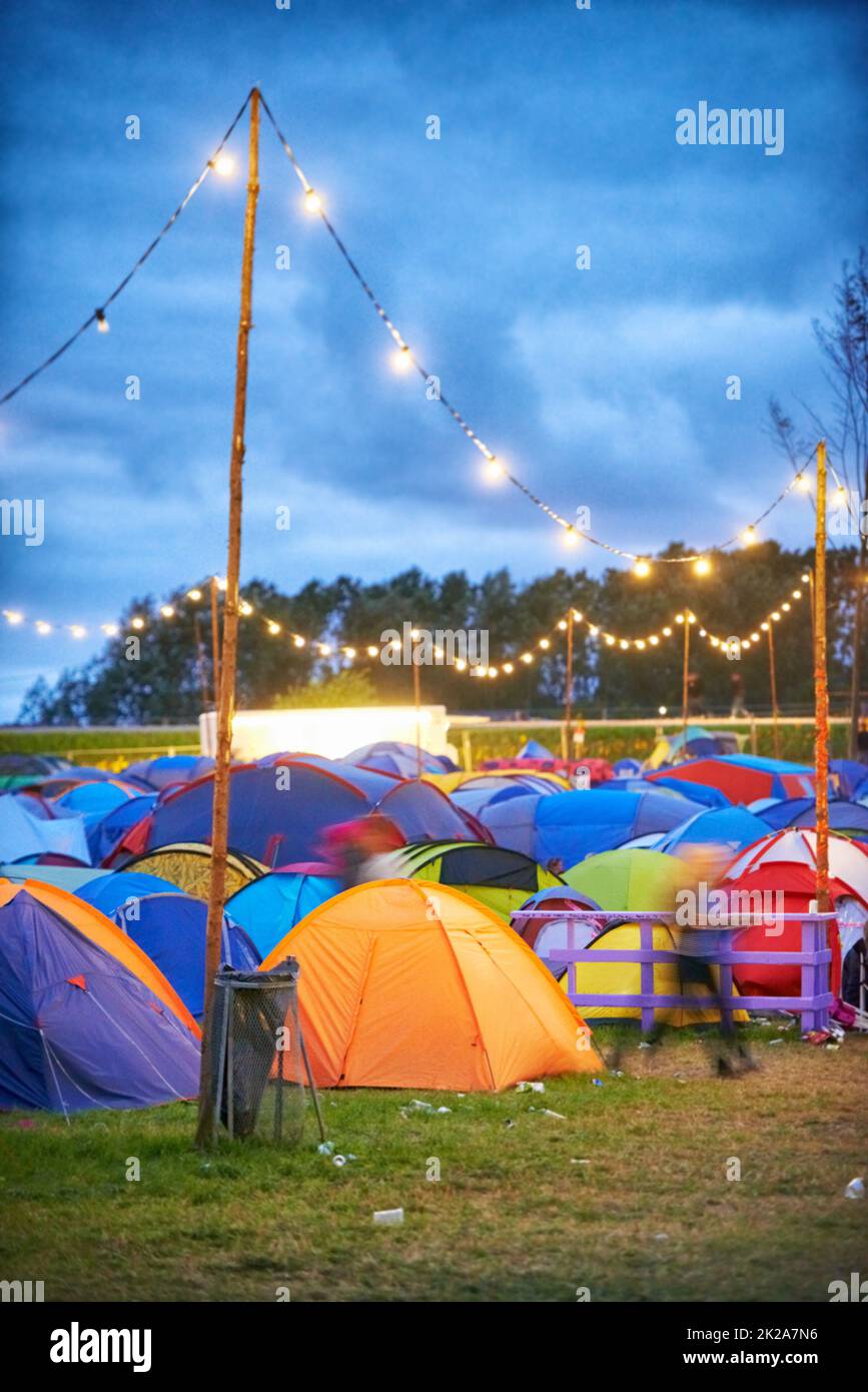 Camp coloré. Photo d'un grand groupe de tentes lors d'un festival en plein air. Banque D'Images