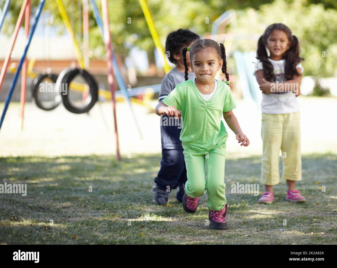 Amusement d'enfance avec des amis. Certains enfants d'âge préscolaire jouent dans un terrain de jeu local. Banque D'Images