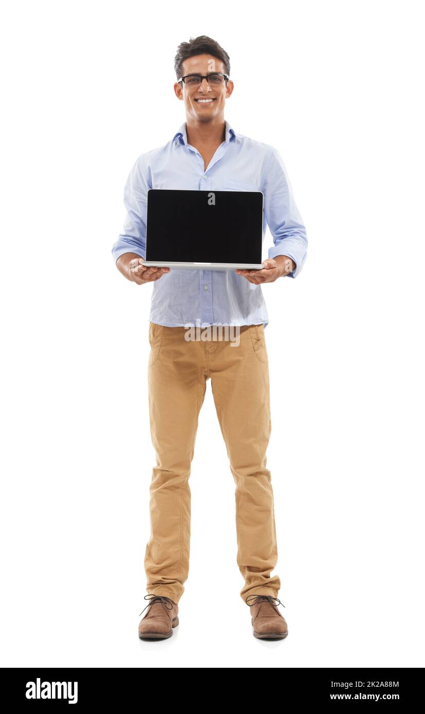 HES a un nouvel ordinateur portable pour vous. Portrait complet d'un beau jeune homme qui présente un ordinateur portable. Banque D'Images