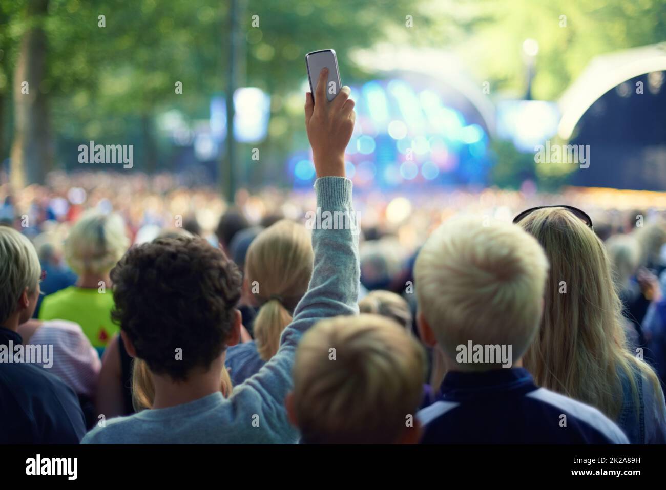 Immortalisez l'instant présent. Photo d'un membre de la foule prenant une photo avec son appareil photo lors d'un festival de musique. Banque D'Images