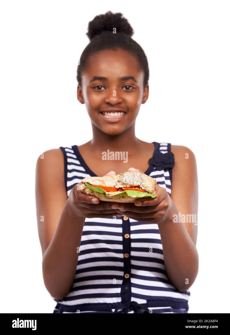 Je veux partager la moitié. Portrait d'une jeune fille afro-américaine heureuse tenant un sandwich à salade isolé sur blanc. Banque D'Images