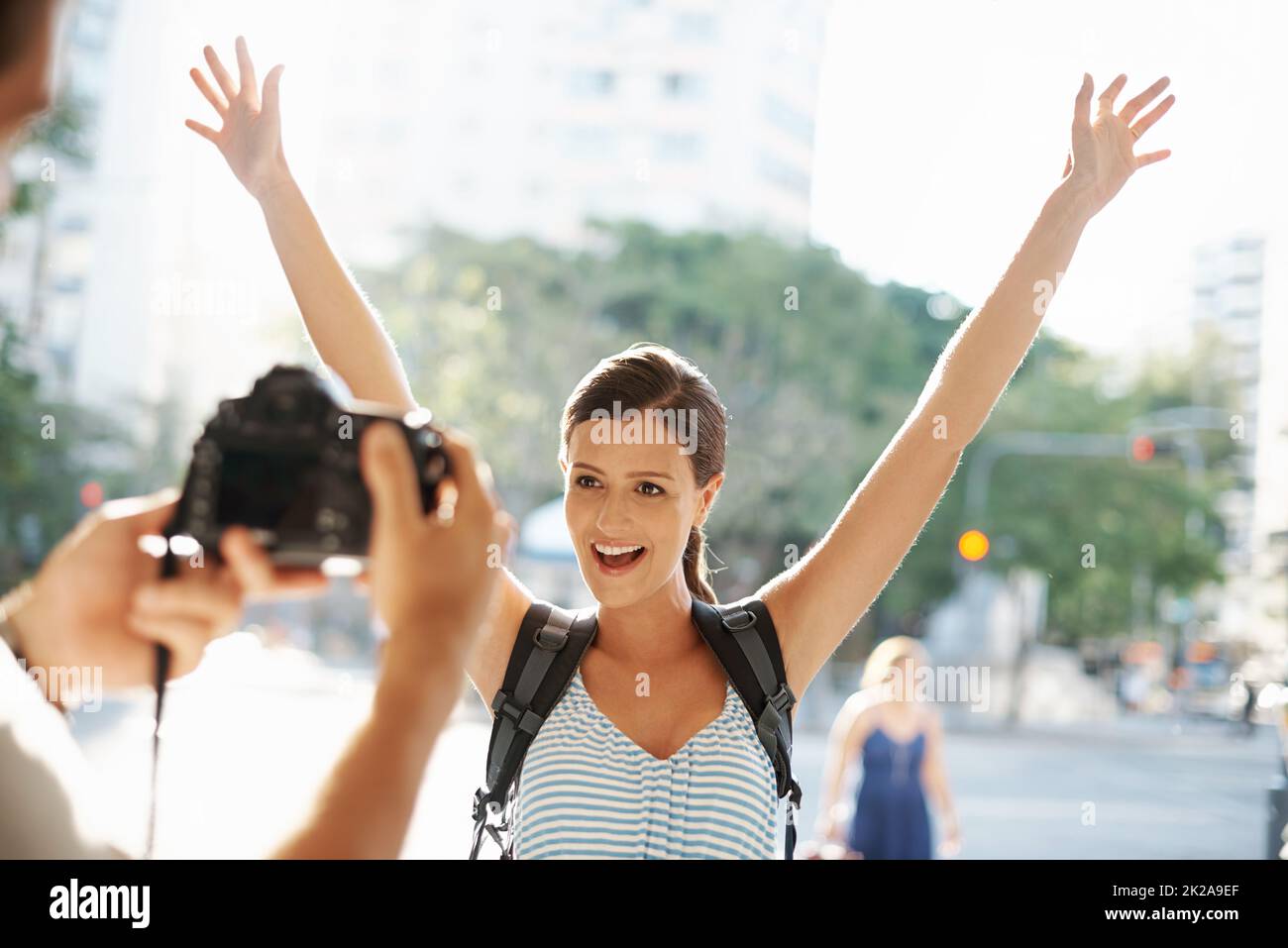 Excitée par ses vacances. Photo rognée d'une jeune femme posant pour une photo lors d'un voyage dans une ville étrangère. Banque D'Images