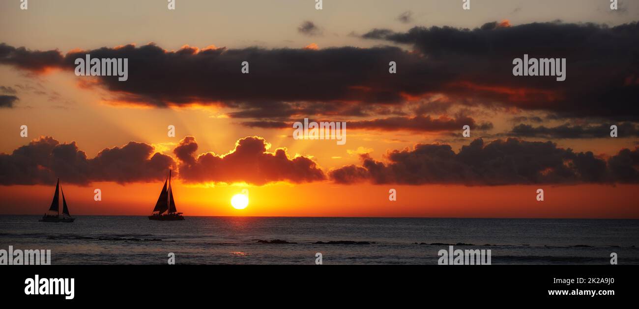 Une photo d'un bateau à voile au coucher du soleil. Une photo d'un bateau à voile au coucher du soleil. Banque D'Images