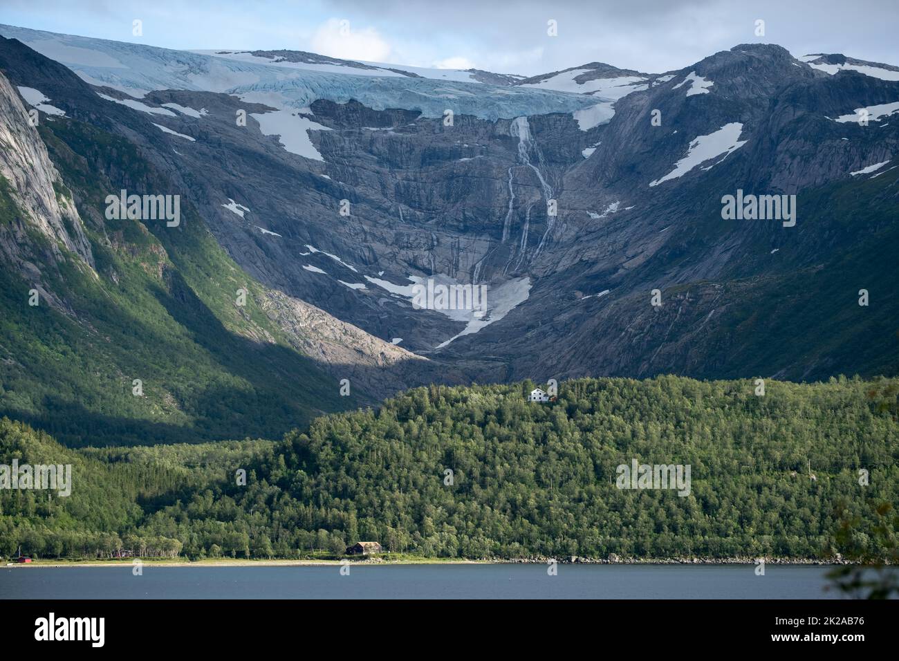 Wonderful landscapes in Norway. Nordland. Beautiful scenery of Svartisen glacier. Engabreen from the Holandsfjorden view. Mountains, trees, rocks and Banque D'Images