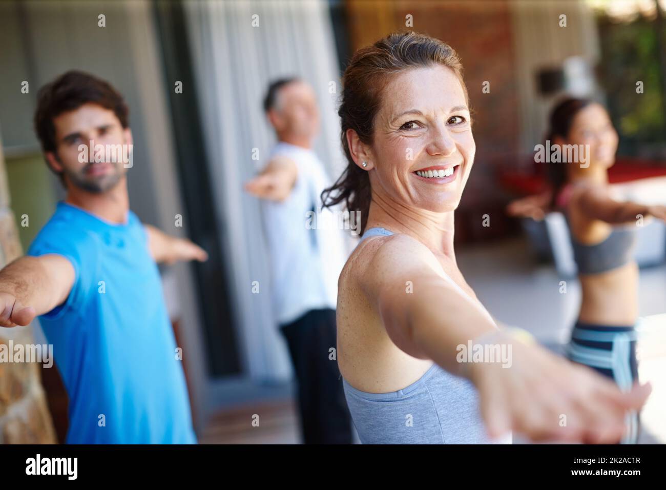 Amusez-vous à la salle de gym. Portrait d'un cours de yoga en cours. Banque D'Images