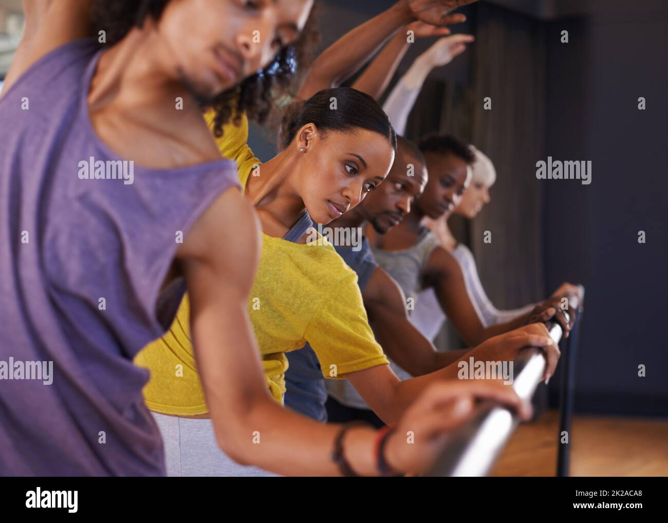 Amis et partenaires de danse. Photo d'un groupe de personnes pratiquant dans un studio de danse. Banque D'Images