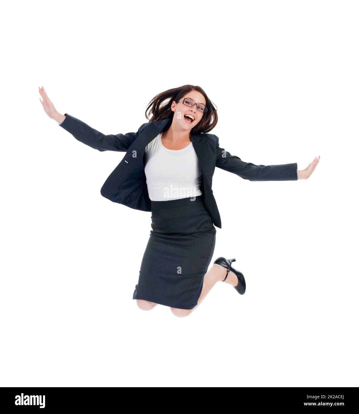 Le succès l'a sur la lune. Photo en studio d'une femme d'affaires à l'aspect éstatique sautant pour la joie isolée sur blanc. Banque D'Images