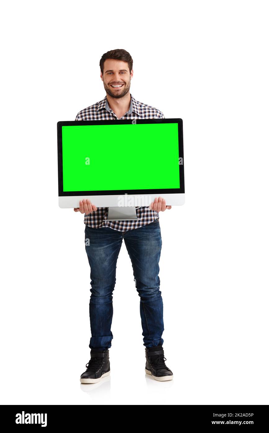 Votre site Web serait très beau sur ce grand écran. Studio portrait d'un beau jeune homme tenant un ordinateur avec chromokey sur l'écran isolé sur blanc. Banque D'Images