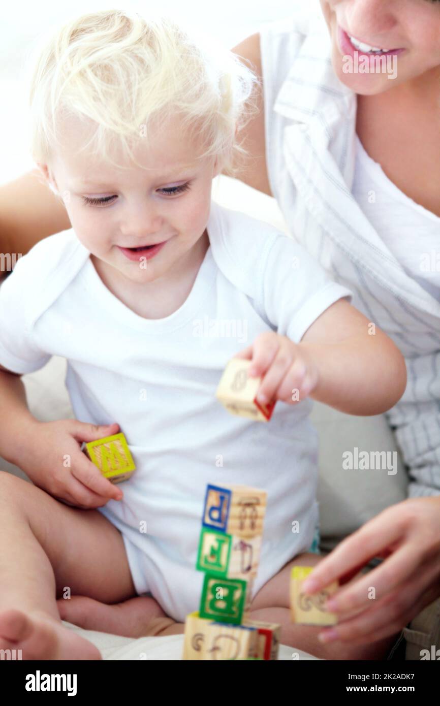 Les blocs tomberont Photo d'une mère et de son bébé garçon jouant avec des blocs de construction. Banque D'Images