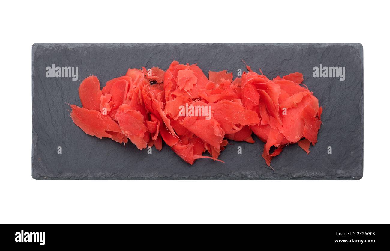 gingembre rose mariné sur un tableau en pierre noire, épice pour sushi. Arrière-plan blanc Banque D'Images