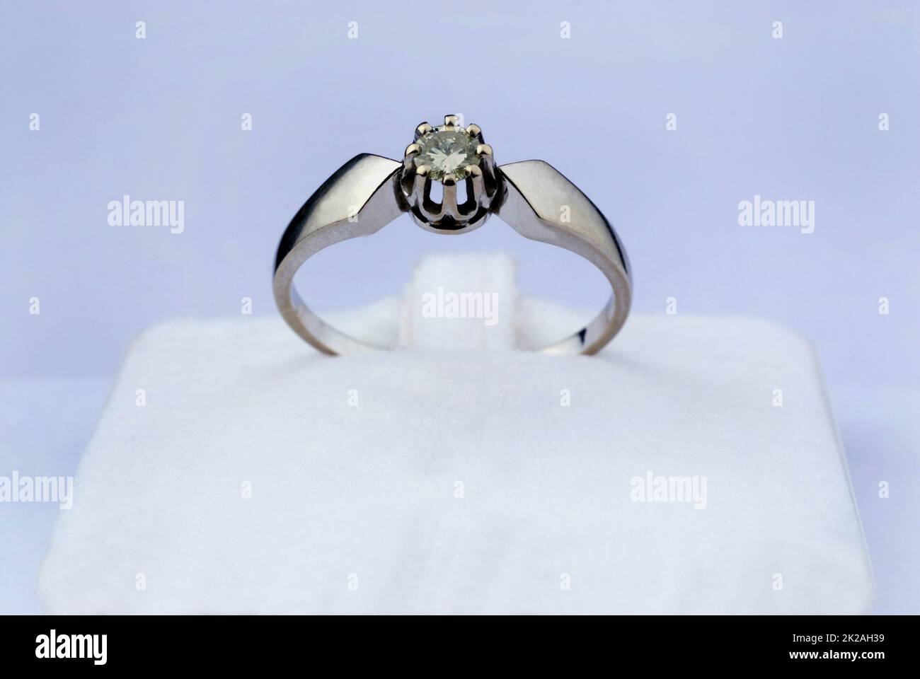Bague de diamant comme un signe de richesse et de pouvoir Photo Stock -  Alamy