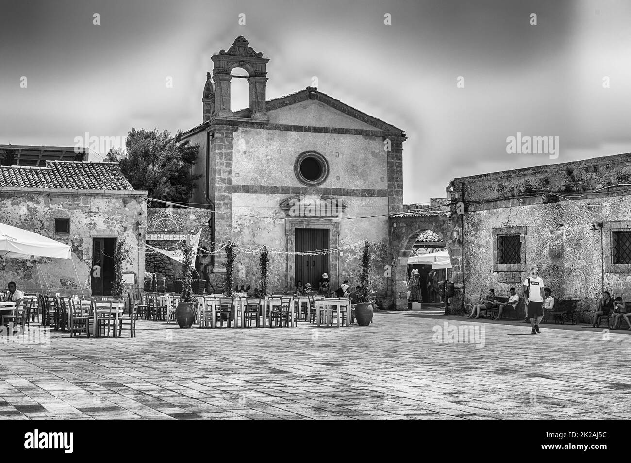 MARZAMEMI, ITALIE - 12 AOÛT 2021 : la place centrale principale de Marzamemi, village de pêcheurs pittoresque dans la province de Syracuse, Italie Banque D'Images