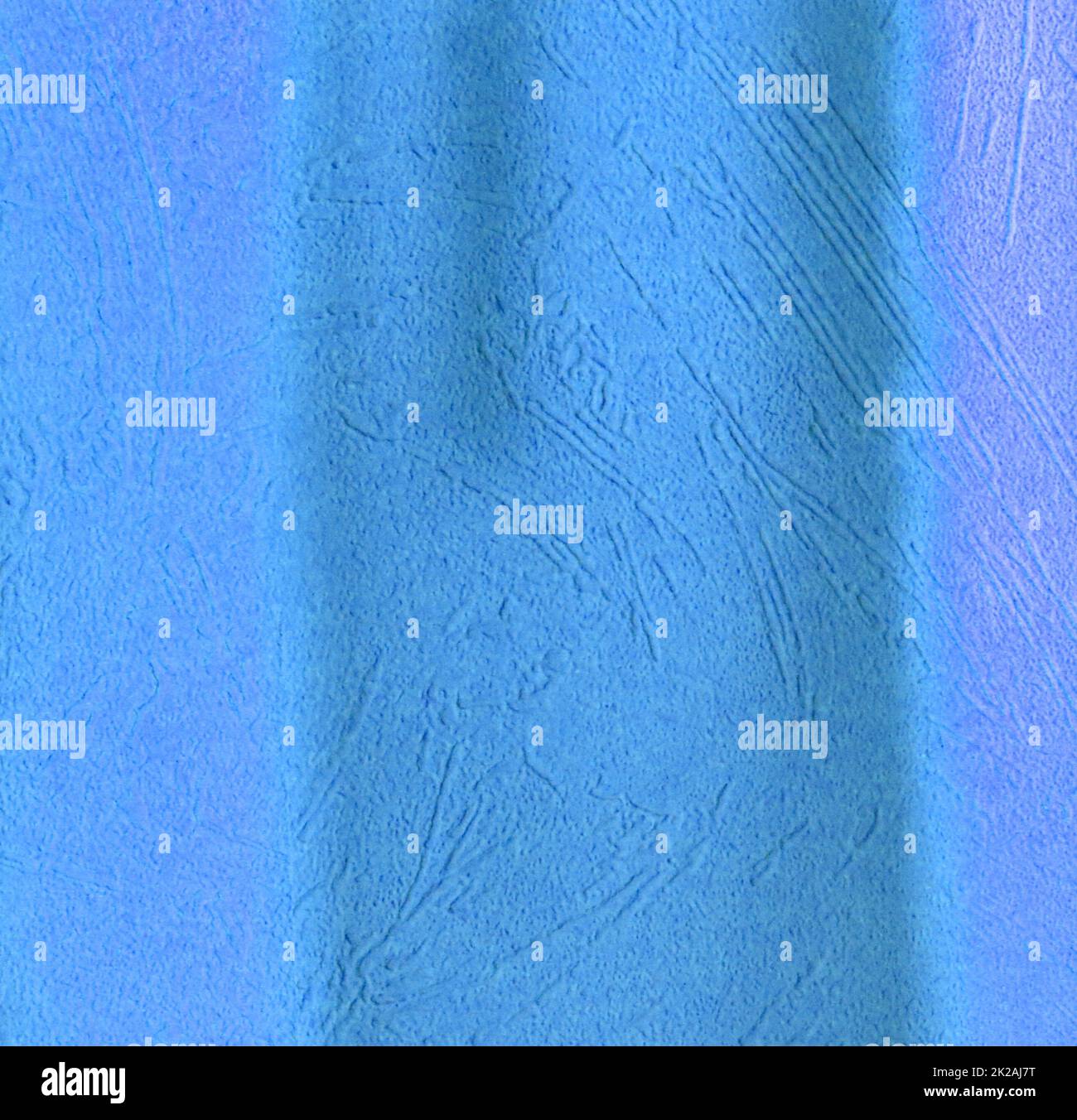Lumière bleue et ombres sur un mur texturé, effet de superposition d'ombres de fenêtre naturelles, arrière-plan et mise en page Banque D'Images