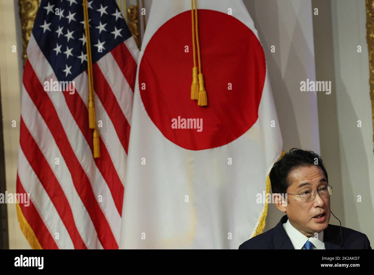 Le Premier ministre japonais Fumio Kishida prend la parole lors d'une conférence de presse à la Bourse de New York (NYSE) en marge de la session de 77th de l'Assemblée générale des Nations Unies à New York, aux États-Unis, au 22 septembre 2022. REUTERS/Brendan McDermid Banque D'Images