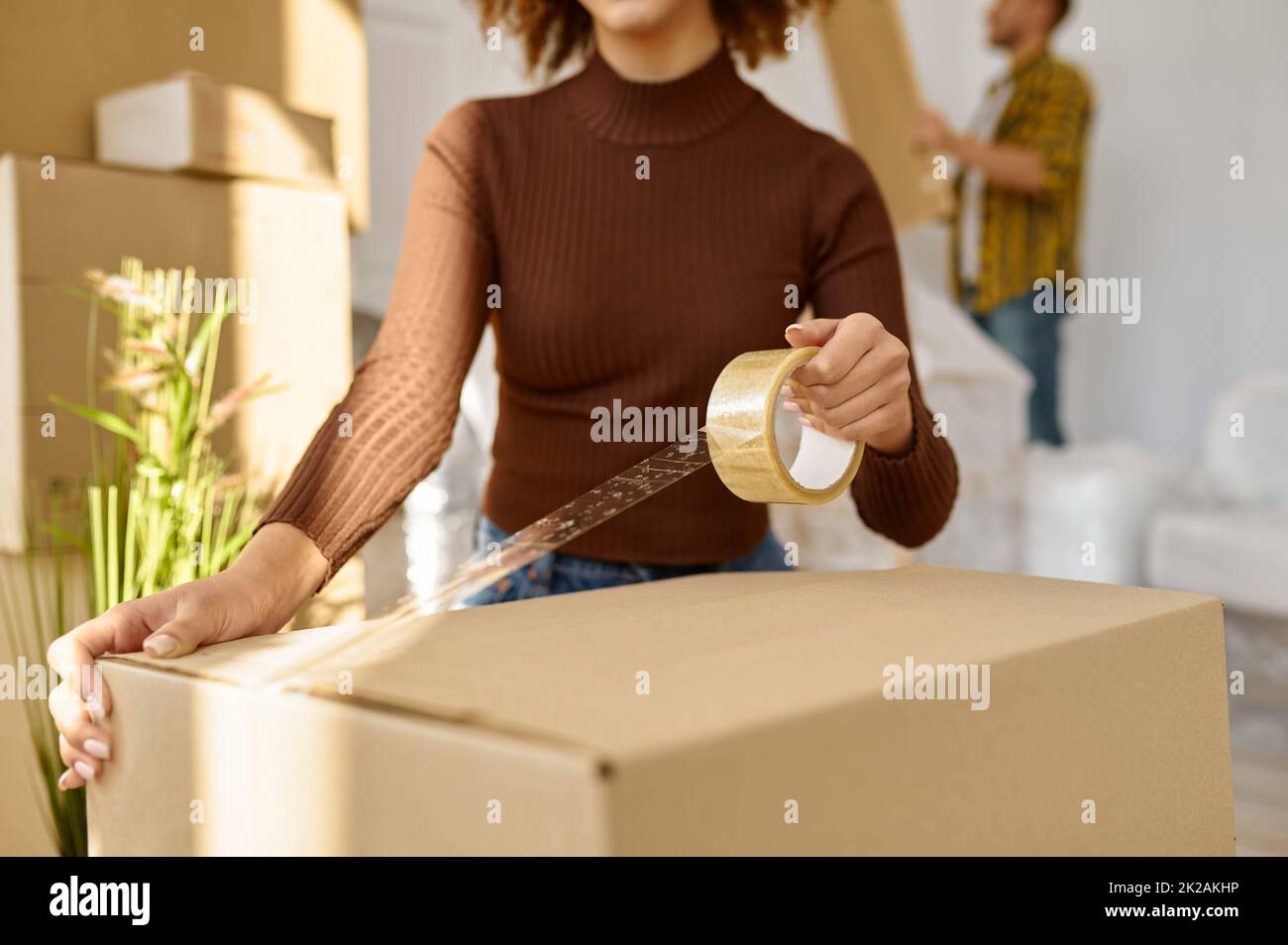 Femme emballage boîte à l'appartement de déménagement Banque D'Images