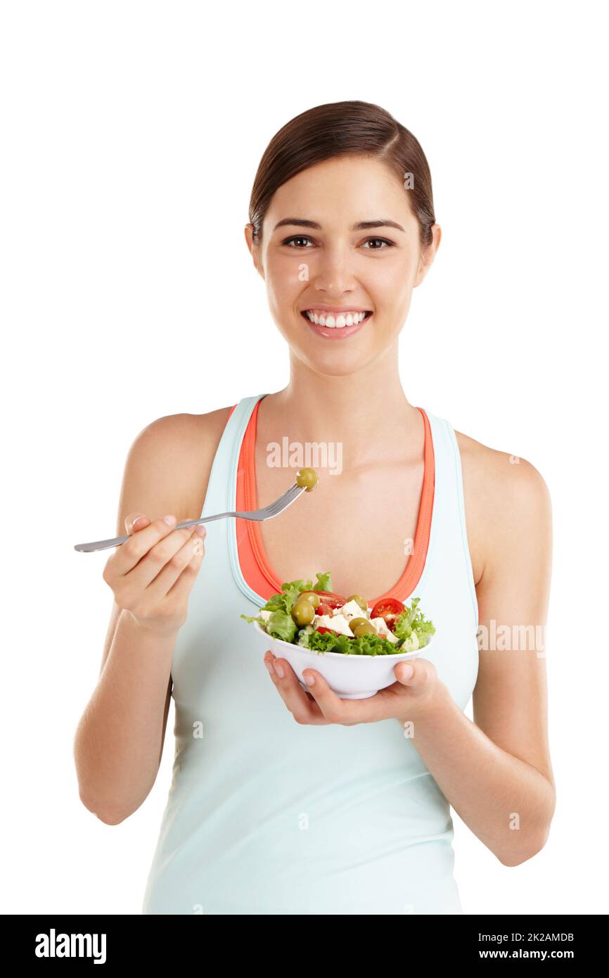 Mangez moins de la boîte et plus de la terre. Femme sur fond blanc prête à manger de la salade. Banque D'Images