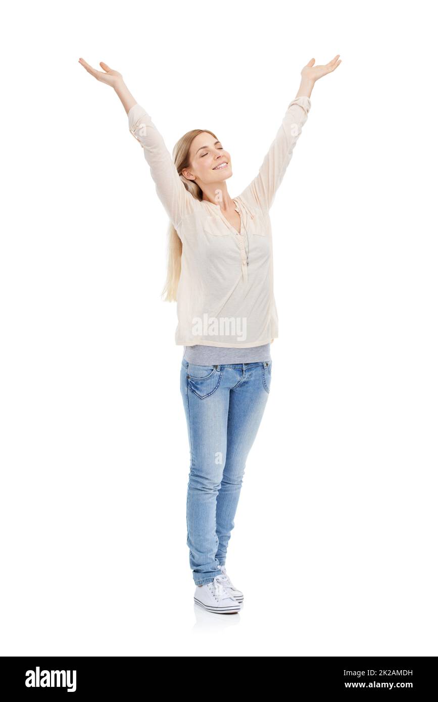 Somedays c'est tout simplement super d'être vivant. Plein studio tourné d'une jeune femme avec ses yeux fermés en levant les bras au-dessus de sa tête isolée sur blanc. Banque D'Images