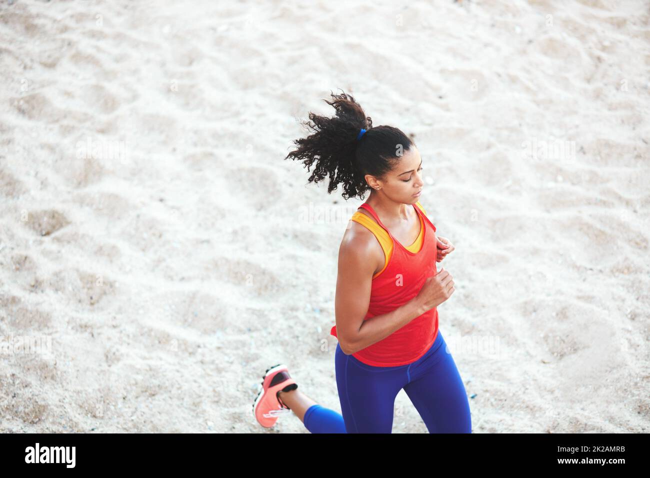 Ressentez la course. Photo d'une jeune femme sportive sur la plage pour sa course du matin. Banque D'Images