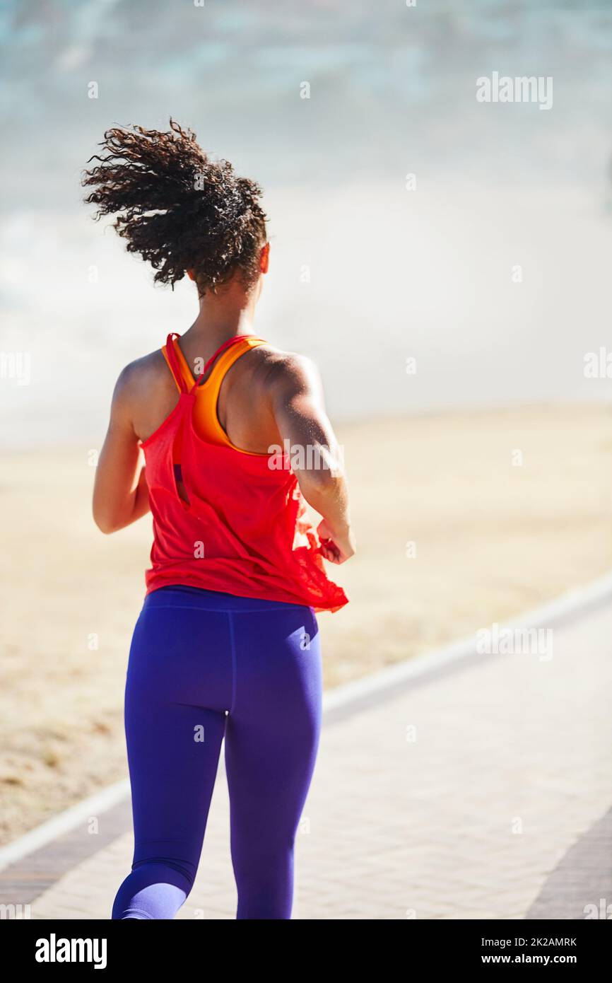 Vous êtes toujours plus proche que vous ne l'étiez hier. Photo d'une jeune femme sportive pour sa course du matin. Banque D'Images