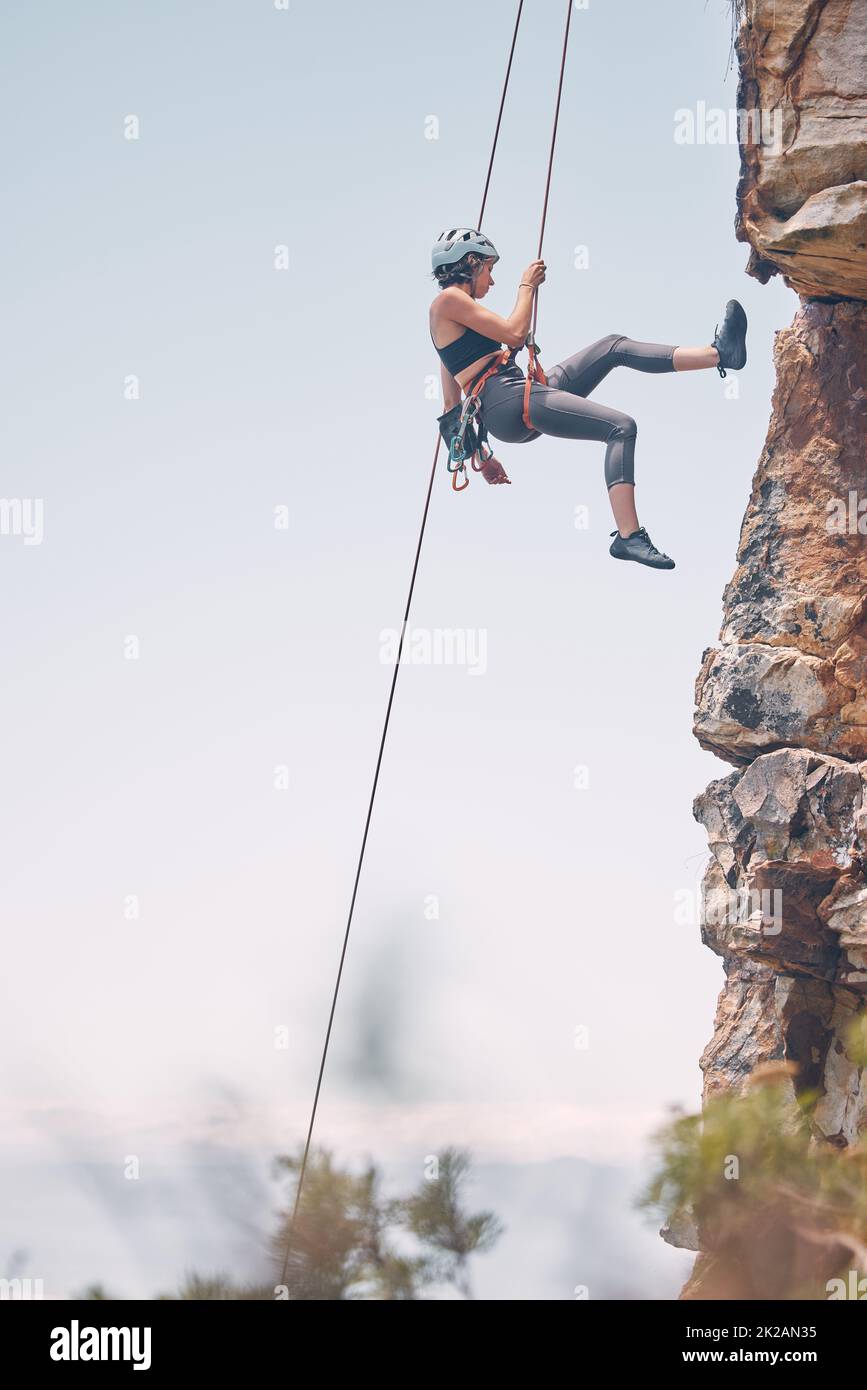 Femme escalade montagne avec corde, activités de nature en plein air et exercice de remise en forme. Risque d'escalade de falaise, d'aventure d'alpinisme et d'action. Sa Banque D'Images