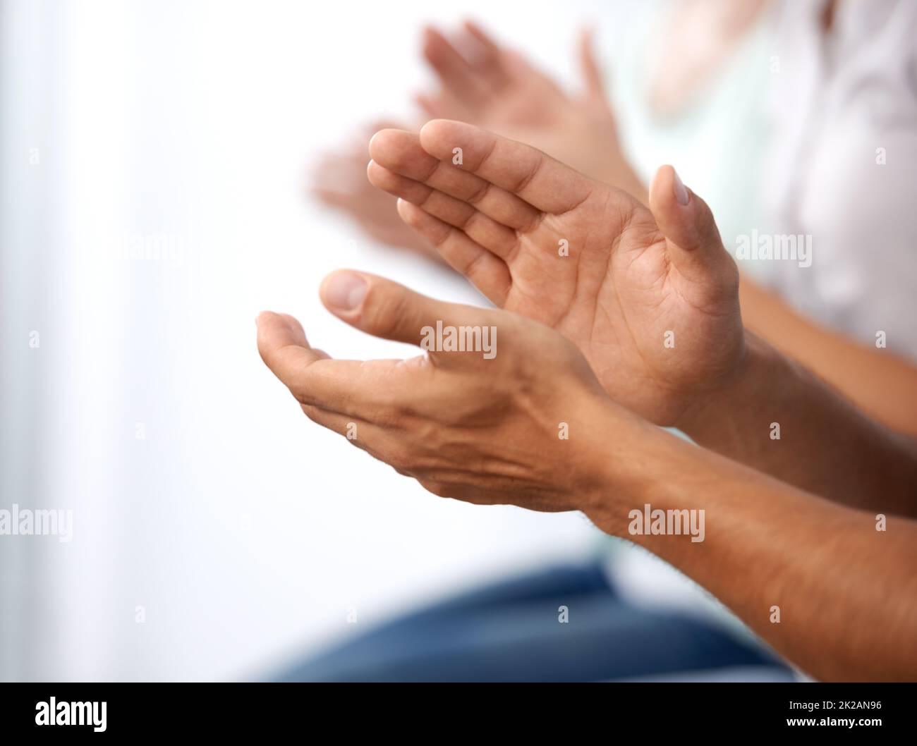 Applaudir leur succès. Photo rognée d'un peuple qui se claque les mains. Banque D'Images