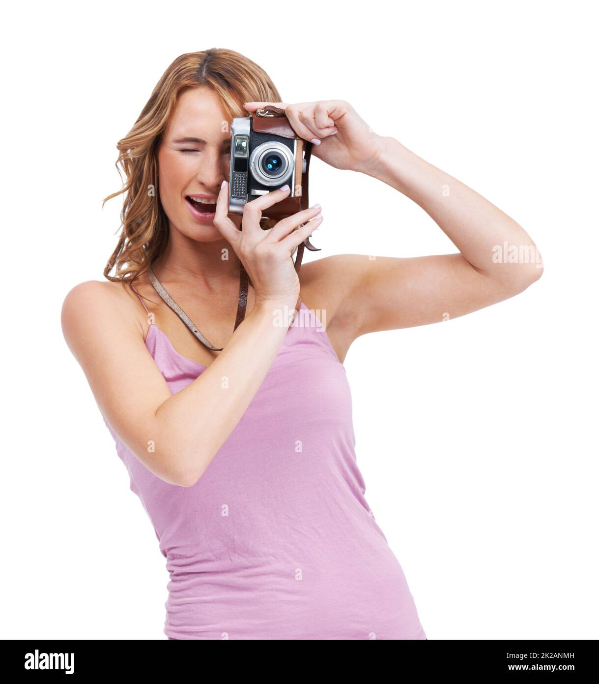 Vous êtes si photogénique. Photo en studio d'une jeune femme prenant une photo avec un appareil photo d'époque. Banque D'Images