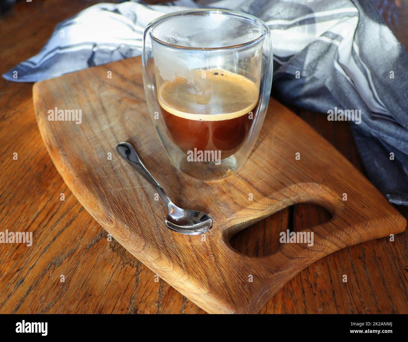 Mug en verre transparent à double paroi avec café expresso sur fond de bois rustique Banque D'Images