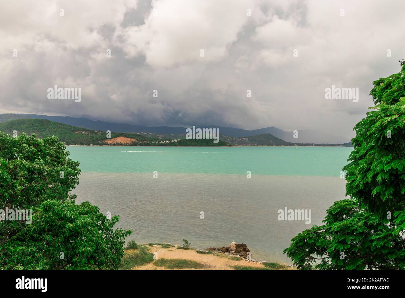 Koh Samui, Surat Thani, Thaïlande. Turquoise eau sombre nuages de tempête. Banque D'Images