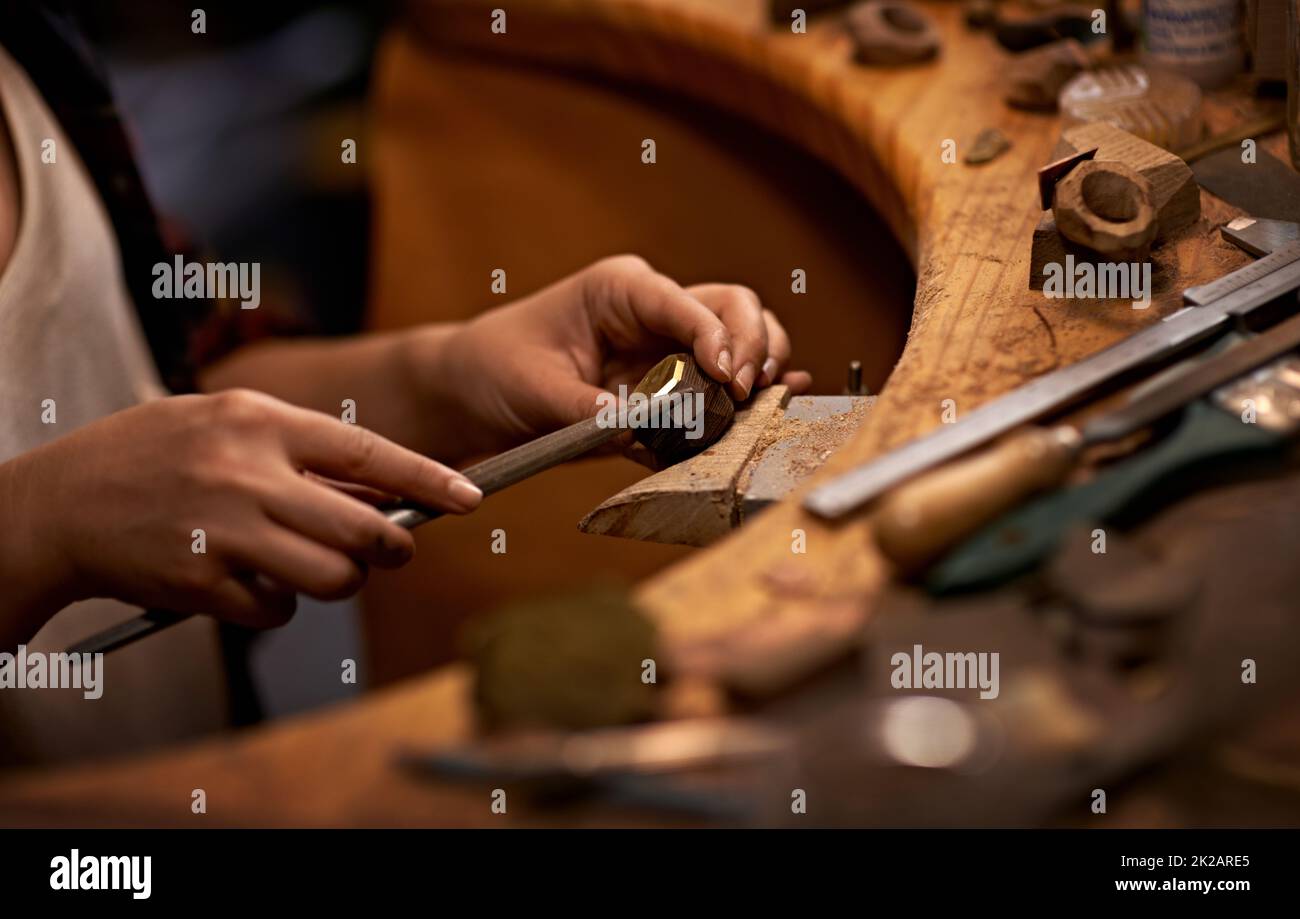 Ces outils que j'utilise pour créer. Une femme travaillant avec des outils dans un établi. Banque D'Images